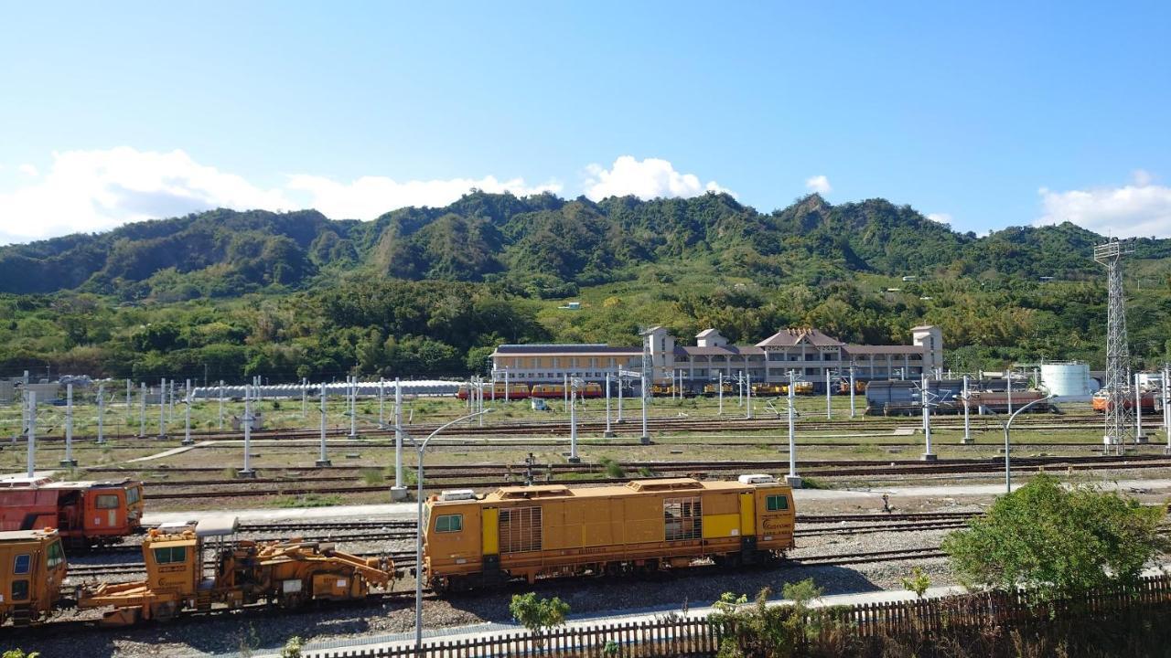 The Railroad Runs Hotel Taitung Exterior photo