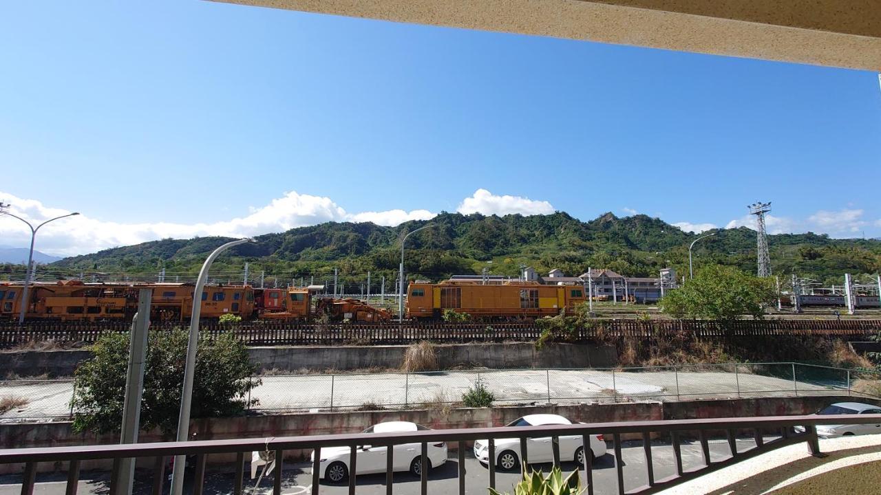 The Railroad Runs Hotel Taitung Exterior photo