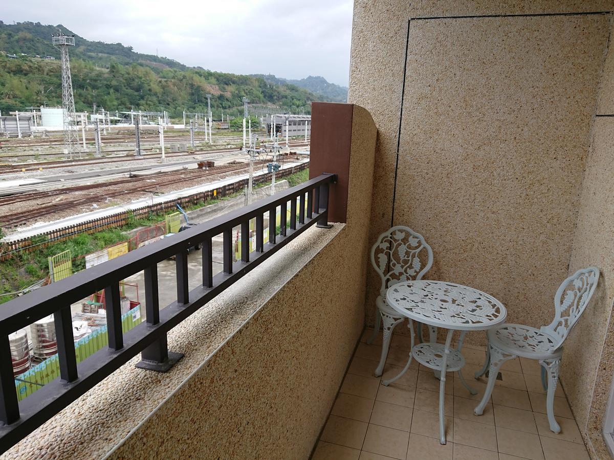 The Railroad Runs Hotel Taitung Exterior photo
